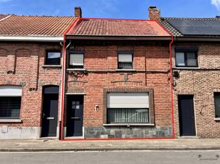 Cette propriété à Hamme offre une opportunité intéressante pour les investisseurs ou les acheteurs avec des plans de rénovation.La propriété est construite en briques solides et se trouve sur un terrain de 246 m².Il y a un accès direct depuis la rue avec un parking devant la propriété et à l'arrière via un garage dans la Koerspleinstraat.L'agencement de la propriété comprend un espace de vie, une cuisine fonctionnelle avec un équipement de base, une salle de bain avec douche, lavabo et toilettes et 2 chambres à l'étage.