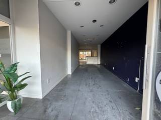 Op een uitstekende en centrale ligging op de vernieuwde Grote Markt van Sint-Niklaas bevindt zich dit veelzijdige handelspand, geschikt als...