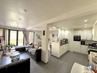 <p><span>Informatie appartement</span></p><p><span>Dit ruim gelijkvloers appartement met twee slaapkamers, gigantische tuin en terras ligt in een rustige doodlopende straat met prachtige platanen, pal in het centrum van Antwerpen, in een kleinschalig en goed onderhouden betonnen gebouw met lift. Via de inkomhal komt u binnen in een lichte, grote leefruimte met open keuken. Via de leefruimte stapt u op het zonnig terras van ca. 27m² met aansluitend de niet aangelegde tuin van ca. 80m² (de foto's van buitenruimte zijn deels bewerkt om u een impressie te geven van de mogelijkheden). De keuken, op onderhoudsvriendelijke tegelvloer, is voorzien van een kookvuur met dampkap, spoelbak en koelkast. Via de hal hebt u toegang tot een 1ste slaapkamer van ca. 12m² (voorzien van rolluiken) en een praktisch ingerichte badkamer die is uitgerust met ligbad, houten lavabomeubel, verwarmd droogrek en toilet. Achteraan het appartement is een 2de slaapkamer ca. 10m² met zicht op de tuin. In het appartement is nog een berging aanwezig met aansluiting voor een was/droogmachine. Het appartement heeft een privatieve gas- en elektriciteitsmeter, de verwarming en het water zijn gemeenschappelijk. Er is een kleine kelderberging (ca. 3,70m²) inbegrepen in de aankoopprijs, u hebt de mogelijkheid om een grote kelderberging aan te kopen voor 2.500 euro. De maandelijkse kost wordt geschat op 50 euro (verbruik, lift, brandverzekering). Er zijn 5 fietsenhaken voorzien in de inkomhal van het gebouw (1 per appartement).</span></p><p><span> </span></p><p><span>Indeling</span></p><ul><li><span>Grote leefruimte, bestaande uit een zit- en eethoek, die toegang geeft tot het terras en de tuin.</span></li><li><span>Via de leefruimte hebt u toegang tot een terras van ca. 27m² met aansluitend een niet aangelegde tuin van ca. 80m²! Dankzij de zuidoost oriëntatie geniet u van de voor- en namiddagzon.</span></li><li><span>De open keuken, op onderhoudsvriendelijke tegelvloer, is voorzien van een kookvuur met dampkap, spoelbak en koelkast.</span></li><li><span>Vooraan bevindt zicht de grote slaapkamer van ca. 12m², voorzien van rolluiken.</span></li><li><span>Praktisch ingerichte badkamer voorzien van ligbad, houten lavabomeubel, verwarmd droogrek en toilet.</span></li><li><span>Achteraan het appartement bevindt zich de 2de slaapkamer van ca. 10m² met zicht op de tuin. </span></li><li><span>Berging met aansluiting wasmachine van ca. 3m²</span></li></ul><p><span> </span></p><p><span>Extra's</span></p><ul><li><span>Kelderberging inbegrepen in de aankoopprijs.</span></li><li><span>In de inkomhal van het gebouw zijn er fietshaken voorzien.</span></li><li><span>Mogelijkheid tot aankoop grote kelderberging voor 2.500 euro.</span></li><li><span>Aandeel van de koper in de kostprijs van de basisakte bedraagt 850 euro.</span></li></ul><p><span> </span></p><p><span>Algemene informatie</span></p><ul><li><span>Individuele meter voor elektriciteit en aardgas (bv. kookvuur).</span></li><li><span>Individuele afrekening van gasverwarming en water.</span><ul><li><span>Uw privéverbruik wordt afgerekend via een provisie die u betaalt aan de VME, samen met de gemeenschappelijke kosten.</span></li></ul></li><li><span>Gemeenschappelijke kosten – geschat op €50 per maand. Deze bijdrage dekt onder andere:</span><ul><li><span>Het verbruik en onderhoud van de lift</span></li><li><span>Opmetingen van uw individuele caloriemeters (verwarming)</span></li><li><span>Elektriciteit van de gemeenschappelijke delen</span></li><li><span>Brandverzekering van het gebouw</span></li></ul></li><li><span>Het kadastraal inkomen is nog niet gekend.</span></li></ul><p><span> </span></p><ul><li><span>EPC: label D (geen renovatieplicht)!</span></li><li><span>Elektrische keuring: conform!</span></li><li><span>Asbestattest: asbestveilig!</span></li></ul><p><span> </span></p><p><span>Gebouw</span></p><ul><li><span>Gebouw uit ca. 1950, bestaande uit een kelder, een gelijkvloers appartement met terras en ruime tuin, en 4 verdiepingen met telkens 1 appartement.</span></li><li><span>Authentieke trap aanwezig.</span></li><li><span>Lift aanwezig.</span></li></ul><ul><li><span>Parlofoon aanwezig.</span></li><li><span>Opgelet</span><span>: advies van de stad, dienst vermoeden vergunning: De kopers maken hun eigen zaak hiervan. </span></li></ul><p><span>Het bestaande volume is voldoende bewezen met uitzondering van het inrichten van het dak terrasje op de eerste verdieping achteraan.</span></p><p><span>Schil: De voor- en achtergevel komen overeen met de gevels op de plannen bij de toelating uit 1948, met uitzonderingen van het dichtgemaakt gedeelte op het gelijkvloers in de achtergevel.</span></p><p><span>Interne indeling: De interne indeling komt overeen met de plannen uit 1948 met uitzondering van het dicht bouwen van de doorgang aan tuinzijde. </span></p><p><span> </span></p><p><span>Ligging</span></p><ul><li><span>Gelegen in het centrum van Antwerpen nabij het Centraal Station, de Universiteitsbuurt en Operaplein.</span></li><li><span>De van Stralenstraat is een doodlopende straat met prachtige plataanbomen.</span></li><li><span>Daarnaast is het Park Spoor Noord, een van de populairste groene ruimtes van Antwerpen, op wandelafstand gelegen, perfect voor ontspanning en recreatie.</span></li><li><span>Verschillende hippe bars en restaurants zoals Kiebooms en Bistrot du Nord op wandelafstand.</span></li><li><span>Vlotte bereikbaarheid met het Centraal-Station en de Rooseveltplaats op wandelafstand, en een Velofiets station voor de deur!</span></li><li><span>MOBISCORE: 9,5/10!</span></li></ul><p><span> </span></p><p><span>*De informatie in deze prospect is louter informatief. Kandidaat-kopers dienen zelf de nodige controles uit te voeren en de gegevens na te gaan.</span></p><p><span>**Deze prospect maakt gebruik van renders om een indicatie te tonen van hoe het eruit kan zien.</span></p><p><span> </span></p>