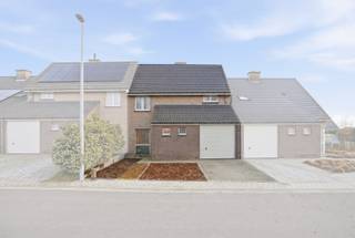 Deze charmante woning, op een perceel van 219 m², is gelegen in een doodlopende en bijzonder kindvriendelijke woonwijk, vlakbij lagere school.Op het...