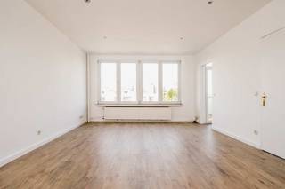 <h3><span>Indeling</span></h3>
<p><span>Deze studio is gelegen op de vierde verdieping aan de achterzijde van het gebouw.</span></p>
<p><span>We betreden het appartement via de woonkamer, die beschikt over veel natuurlijke lichtinval.</span></p>
<p><span>Verder is er een keuken, uitgerust met een keramisch kookvuur en koelkast, met aansluitend een westgeoriënteerd terras.</span></p>
<p><span>De badkamer is voorzien van een lavabomeubel en douche. Verder is er nog een apart gastentoilet.</span></p>
<p><span>Recent werd de studio volledig gerenoveerd. Momenteel is de studio verhuurd en is er een huurder aanwezig.</span></p>
<h3><span>Omgeving</span></h3>
<p><span>De studio is gelegen op een uiterst centrale locatie in de nabijheid van ’t Groen Kwartier.</span></p>
<h3><span>Extra’s</span></h3>
<ul>
<li><span>Onderhoudsvriendelijke parkettegel</span></li>
<li><span>Dubbele beglazing</span></li>
<li><span>Perfecte investeringseigendom</span></li>
<li><span>Huurder aanwezig</span></li>
</ul>