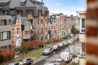 Achter deze imposante gevel met verfijnde art-deco-invloeden schuilt er op de tweede verdieping een royaal appartement dat meteen weet te...