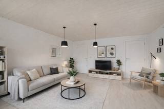 <p>Deze kantoorruimte in het centrum van Dilbeek is gelegen op een toplocatie met zicht op de kerk en bevindt zich op de derde verdieping van een kleinschalige residentie. De centrale ligging, vlak bij winkels, openbaar vervoer en andere voorzieningen, maakt dit pand bijzonder interessant voor vrije beroepen, zelfstandigen of investeerders die op zoek zijn naar een flexibel vastgoed met potentieel.</p><p>Hoewel het pand stedenbouwkundig geregistreerd staat als kantoorruimte, wordt het reeds geruime tijd verhuurd en gebruikt als appartement. Deze huidige indeling biedt een goed beeld van de mogelijkheden, maar dient steeds bekeken te worden in functie van de geldende stedenbouwkundige bestemming.</p><p>Bij het betreden van de ruimte kom je in een lichtrijke en ruime leefruimte van 33,75 m², gekenmerkt door grote raampartijen die zorgen voor een aangename natuurlijke lichtinval en een open gevoel. Aansluitend bevindt zich een open, volledig geïnstalleerde keuken die naadloos geïntegreerd is in de leefruimte.</p><p>Verder beschikt het pand over een badkamer uitgerust met een douche en een ruime slaapkamer van 16,53 m². Vanuit deze slaapkamer heb je directe toegang tot een groot zonneterras, een absolute meerwaarde die zorgt voor een aangename buitenruimte midden in het centrum.</p><p>De combinatie van licht, ruimte, terras en ligging maakt dit pand bijzonder aantrekkelijk voor diverse invullingen, zoals kantoorruimte, praktijkruimte of investering.</p><p>Belangrijk om te vermelden is dat het pand stedenbouwkundig bestemd is als kantoorruimte en niet als appartement. Het huidige gebruik als woonruimte is dus niet in overeenstemming met deze bestemming. Ben je op zoek naar een kantoorruimte in Dilbeek met potentieel en een centrale ligging, neem dan contact op voor meer informatie of plan een bezoek ter plaatse.</p><p>EPC : E</p>