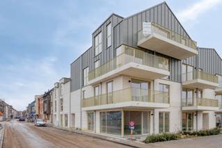 Ontdek dit ruime en centraal gelegen appartement met 2 slaapkamers in het hart van Denderleeuw. Dit kwalitatieve nieuwbouwappartement in het...