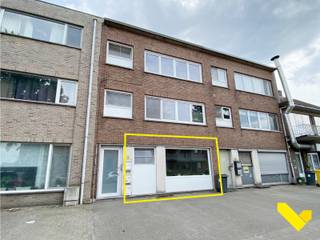 Gelijkvloers tweeslaapkamer appartement met groot terras.We betreden dit gelijkvloers appartement via de inkomhal, met van daaruit toegang tot een...