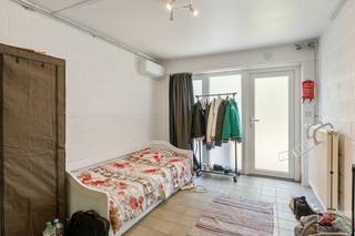 Investeerders opgelet! BUITENKANS <br />Zeer goed onderhouden VERGUND opbrengsteigendom van 6 verhuurde studentenkamers met leuk rendement gelegen op een perceel van 844m². Omdat het centrum van de studentenstad Maastricht op slechts 3,5 km rijden ligt, is de vraag naar deze studentenkamers bijzonder hoog en komt leegstand vrijwel niet voor. Alle studentenkamers hebben een airco die kan koelen en verwarmen.<br /><br />Dit eigendom in Riemst ligt in een rustige, landelijke omgeving met een vlotte verbinding naar zowel Tongeren als Maastricht. De buurt wordt gekenmerkt door open velden, charmante woningen en een gemoedelijke dorpssfeer. Op korte afstand bevinden zich winkels, scholen en andere basisvoorzieningen. Dankzij de nabijheid van de N79 is er een goede bereikbaarheid met de wagen. De regio is geliefd bij wandelaars en fietsers door het omliggende groene landschap en de nabijheid van het Jekerdal.<br /><br />Bezichtig deze woning ook digitaal en 'loop' zelf door de woning. Kijk daarvoor op onze website of via:<br />my.matterport.com/show/?m=Coc8S5yh3Wx <br /><br />INDELING<br /><br />Gelijkvloers:<br /><br />- Het gebouw werd in 2022 opnieuw gevoegd, er werden automatische lichtsensors aangebracht bij iedere deur;<br />- Alle kamers werden voorzien van internet en TV aansluiting;<br />- Aparte tellers voor stroom en stookolie, water is gemeenschappelijk.<br /><br />Studentenkamer 1 (1 slaapplek) - VERHUURD AAN 550 EUR/MAAND:<br /><br />- PVC ramen (dubbel glas) met airconditioning (Maxicool AC);<br />- RVS spoelbak met Klarnstein 2-pit inductievuur en Synnlux frigo;<br />- Toilet (Creovit), Lavabo met spiegel en lichtpunt, douche met natuurlijke ventilatie en thermostatische kraan, elektrische boiler (Van Marcke);<br />- Voorzien van internet+ TV aansluiting, volledig betegelde vloer.<br /><br />Studentenkamer 2 (1 slaapplek) - VERHUURD AAN 550 EUR/MAAND:<br /><br />- ALU ramen met verluchtingsrooster (dubbel glas) met airconditioning (Maxicool AC);<br />- RVS spoelbak met Klarnstein 2-pit inductievuur en Atlas frigo;<br />- Toilet (Creovit), Lavabo met spiegel en lichtpunt, douche met natuurlijke ventilatie en thermostatische kraan, elektrische boiler (Van Marcke);<br />- Voorzien van internet+ TV aansluiting, volledig betegelde vloer.<br /><br />Studentenkamer 3 (1 slaapplek) - VERHUURD AAN 550 EUR/MAAND:<br /><br />- ALU ramen met verluchtingsrooster (dubbel glas) met airconditioning (Maxicool AC);<br />- RVS spoelbak met Klarnstein 2-pit inductievuur en Synnlux frigo;<br />- Toilet (Villeroy & Bosch), Lavabo met spiegel en lichtpunt, douche met natuurlijke ventilatie en thermostatische kraan, elektrische boiler (SITAM);<br />- Voorzien van internet+ TV aansluiting, volledig betegelde vloer.<br /><br />Studentenkamer 4 (1 slaapplek) - VERHUURD AAN 600 EUR/MAAND:<br /><br />- ALU ramen met verluchtingsrooster (dubbel glas) met airconditioning (Maxicool AC);<br />- RVS spoelbak met Klarnstein 2-pit inductievuur en Synnlux frigo;<br />- Toilet (Creovit), Lavabo met spiegel en lichtpunt, douche met natuurlijke ventilatie en thermostatische kraan, elektrische boiler (SGB);<br />- Voorzien van internet+ TV aansluiting, volledig betegelde vloer.<br /><br />Studentenkamer 5 (1 slaapplek) - VERHUURD AAN 550 EUR/MAAND:<br /><br />- ALU ramen met verluchtingsrooster (dubbel glas) met airconditioning (Maxicool AC);<br />- RVS spoelbak met Klarnstein 2-pit inductievuur en Siemens frigo;<br />- Toilet (Creovit), Lavabo met spiegel en lichtpunt, douche met natuurlijke ventilatie en thermostatische kraan, elektrische boiler (Finsemail);<br />- Voorzien van internet+ TV aansluiting, volledig betegelde vloer.<br /><br />Studentenkamer 6 (1 slaapplek) - VERHUURD AAN 550 EUR/MAAND:<br /><br />- ALU ramen met verluchtingsrooster (dubbel glas) met airconditioning (Maxicool AC);<br />- RVS spoelbak met Klarnstein 2-pit inductievuur en Synnlux frigo;<br />- Toilet, Lavabo met spiegel en lichtpunt, douche met natuurlijke ventilatie en thermostatische kraan, elektrische boiler (Van Marcke);<br />- Voorzien van internet+ TV aansluiting, volledig betegelde vloer.<br /><br />Gemeenschappelijke ruimte(s):<br /><br />- CV ketel (Rapido 1993) met vernieuwd brander (2024) en stookolietank van 3500 liter;<br />- Beko Ecogentle Wasdroger, AEG 6000 series Exclusive wasmachine;<br />- PVC raam (dubbel glas) met ventilatieroosters.<br /><br />Tuin:<br /><br />- Zuidoost georiënteerde tuin <br /><br />Energieprestatie en binnenklimaat (EPB-EPC)<br />Certificaten beschikbaar: Ja<br /><br />Kamer 1:<br />EPC certificaatnummer: 20230110-0002776631-RES-1<br />Berekende energiescore : (kWh/m²): 330 kWh/(m² jaar) - D label<br />Het certificaat is geldig tot en met: 10-01-2033<br /><br />Kamer 2:<br />EPC certificaatnummer: 20230110-0002776640-RES-1<br />Berekende energiescore : (kWh/m²): 330 kWh/(m² jaar) - D label<br />Het certificaat is geldig tot en met: 10-01-2033<br /><br />Kamer 3:<br />EPC certificaatnummer: 20230110-0002776641-RES-1<br />Berekende energiescore : (kWh/m²): 330 kWh/(m² jaar) - D label<br />Het certificaat is geldig tot en met: 10-01-2033<br /><br />Kamer 4:<br />EPC certificaatnummer: 20230110-0002776642-RES-1<br />Berekende energiescore : (kWh/m²): 330 kWh/(m² jaar) - D label <br />Het certificaat is geldig tot en met: 10-01-2033<br /><br />Kamer 5:<br />EPC certificaatnummer: 20230110-0002776644-RES-1<br />Berekende energiescore : (kWh/m²): 330 kWh/(m² jaar) - D label <br />Het certificaat is geldig tot en met: 10-01-2033<br /><br />Kamer 6:<br />EPC certificaatnummer: 20250513-0003600039-RES-1<br />Berekende energiescore : (kWh/m²): 341 kWh/(m² jaar) - D label<br />Het certificaat is geldig tot en met: 10-01-2033<br /><br />Electrische installatie: Ja - alle studentenkamers conform!<br /><br />Informatie stedenbouwkundige voorschriften:<br />Stedenbouwkundige vergunning: in aanvraag<br />Meest recente bestemming: in aanvraag<br />Dagvaarding uitgebracht: neen<br />VOORKOOPRECHT OP DIT GOED: neen<br />VERKAVELINGSVERGUNNING: niet van toepassing<br />WATERGEVOELIG OPENRUIMTEGEBIED: neen<br /><br />Overstromingsgevoelige gebieden: <br />Perceelscore of P-score : A<br />Gebouwenscore of G-score: A<br />Ligging in Signaalgebied: neen<br />Ligging in afgebakende oeverzone of afgebakend overstromingsgebied: neen<br /><br />A:geen overstroming gemodelleerd B: kleine kans op overstromingen onder klimaatverandering C: kleine kans op overstromingen D: middelgrote kans op overstromingen<br /><br />Beschermd erfgoed<br />GEINVENTARISEERD ERFGOED: neen<br />BESCHERMD ONROEREND ERFGOED: neen