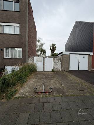 <h3><span>Terrain à bâtir avec garage dans une situation privilégiée à Wilrijk</span></h3><p><span>Vous êtes à la recherche d'un terrain dans un endroit calme et recherché à Wilrijk ? Ce terrain situé à Chrysantenstraat 135 offre une excellente opportunité.</span></p><p><span>Le terrain abrite actuellement un garage, qui peut être conservé, rénové ou démoli pour faire place à un nouveau projet, au choix. #Grâce à sa situation favorable, ce terrain offre de nombreuses opportunités pour ceux qui recherchent un investissement ou un projet de construction sur mesure.</span></p><p><span>Situé dans un quartier résidentiel agréable, à proximité des commerces, des écoles, des transports en commun et des principales voies d'accès, vous bénéficierez ici d'une excellente combinaison de tranquillité et d'accessibilité.</span></p><h3><span>Avantages :</span></h3><ul><li><span>Situation calme et résidentielle à Wilrijk</span></li><li><span>Terrain avec garage existant</span></li><li><span>Possibilité de démolition et de réaménagement (sous réserve de la réglementation urbanistique)</span></li><li><span>Bonne connexion avec Anvers et les communes environnantes</span></li><li><span>Proche des commerces, des écoles et des transports en commun</span></li><li><span>Opportunité intéressante pour les particuliers et les investisseurs</span></li></ul><p><span> </span></p><p><span>Vous êtes à la recherche d'un terrain pour réaliser vos projets d'avenir ? N'hésitez pas à nous contacter pour plus d'informations sur les possibilités de ce terrain.</span></p><p><span> </span></p><p><span> </span></p><p><span>Estimation gratuite de votre bien ? N'hésitez pas à nous contacter.</span></p><p><span>disponible 7/7</span></p>