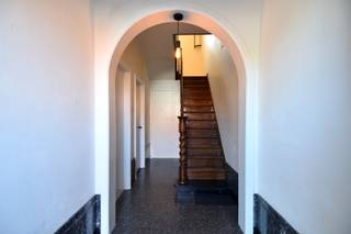 Halfopen bebouwing met karakteristieke uitstraling,<br />Centraal gelegen in een doodlopende straat, dus perfect geschikt voor wie houdt van een rustige woonomgeving.<br />Rollegem-centrum en alle faciliteiten (school, apotheek, bakker, ...) zijn slechts op wandelafstand.<br /><br />Indeling als volgt:<br />Inkom met hoge plafonds en bijhorend zalig ruimtegevoel.<br />Dit gevoel trekt zich door in het sfeervolle leefgedeelte. Bestaande uit salon, eetplaats en cosy ontbijthoek. Eveneens treffen we hier een volledig geëquipeerde keuken. Voorzien van veel opbergruimte en met keuze van topmaterialen.<br />Apart toilet met aanpalende (deels technische) bergruimte.<br />Lichtrijke badkamer met ligbad, inloopdouche en dubbel lavabomeubel en een geïntegreerde wasplaats zijn hier aanwezig.<br /><br />Op de eerste verdieping tellen we 3 volwaardige slaapkamers.<br />De tweede verdieping, bereikbaar via vaste trap, is een mooie open ruimte van 48,5 m² met tal van inrichtingsmogelijkheden!<br /><br />Zuidgericht recent aangelegd terras en héél verzorgde tuin. Zonnebaden, barbecueën, een drink met vrienden...? Het is er zaaaalig vertoeven!<br /><br />Ruime garage mét uitweg en een 4-tal parkeerplaatsen op eigen terrein.<br /><br />Kortom, deze woning biedt alles wat je nodig hebt voor een comfortabele thuis!<br />Wacht niet langer en ontdek de mogelijkheden!<br /><br />LEUKE EXTRA'S: recente HR-beglazing, vernieuwd dak, pelletkachel in leefruimte, airco gelijkvloers, grote kelder aanwezig, rustige ligging...<br /><br />Onze ref. DEV5223