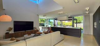 Voor een afspraak bel Kim 0473 72 33 62<br /><br />Ruime, moderne en energiezuinige woning op 619 ca. Bouwjaar 2014.<br />De grote raampartijen zorgen voor een optimale lichtinval.<br />De woning is gelegen op minder dan 5 minuutjes rijden van de op-/en afritten van de E313/E314.<br />Ook Lummen centrum is op amper 5 minuten rijden.<br />In Lummen centrum vind je alles wat het leven aangenaam en gemakkelijk maakt zoals de bakker, boetieks, dokters, apotheken, post, banken, leuke horecazaken, optiek, supermarkt en ook de scholen. Van kleuter- tot en met middelbaar onderwijs en bijhorende naschoolse opvang.<br />Aan het bussenknoopppunt, ook in het centrum, kan je dan weer het openbaar vervoer nemen naar alle gewenste richtingen reizen.<br />De sportfaciliteiten zoals tennis, padel, zwembad, sporthal - voor volleybal, basketbal, judo enz... -, voetbal, de Finse piste.... en de bibliotheek zijn op wandelafstand.<br />Lummen is bovendien rijk wandel - en fiets/mountainbikepaden zoals aan het Schulens meer, het domein van de Duizendjarige Eik, de Willekensberg, het Larens Broek enz...<br /><br />De woning wordt verwarmd met aardgas ( vloerverwarming ), er is airco aanwezig en de 15 zonnepanelen helpen je om energie te besparen.<br />De ramen zijn van aluminium met driedubbele beglazing op het gelijkvloers en dubbele beglazing op de verdieping.<br />De elektriciteit is conform het AREI.<br /><br />Er is een regenwaterput van 10.000 liter waarop de wasmachine, de toiletten, de buitenkraan en de kranen in de kelder zijn aangesloten.<br /><br />Onder de hele woning is een kelder van 125 m².<br /><br />INDELING<br /><br /><strong>Gelijkvloers</strong><br />Inkomhal met gastentoilet.<br />Van hier kun je rechts naar een ruime kamer die momenteel wordt uitgebaat als schoonheidssalon. Deze kamer kun je meerdere bestemmingen geven : bvb hobbykamer, slaapkamer met dressing, gewoon verder als handelsruimte of voor vrij beroep gebruiken enz...<br />Vanuit de inkomhal kun je via de pivocerende deur rechtdoor naar de verrassend ruime en lichtrijke woonkamer met volledig geïnstalleerde open keuken en kookeiland.<br />Via het schuifraam kom je op het gezellige terras en de zuidwest geörienteerde tuin.<br />Aan de keuken ligt de berging/wasplaats.<br />De badkamer met dubbele wastafel, ligbad en douche maken deze verdieping helemaal compleet en geven de mogelijkheid om op oudere leeftijd of bij mobiliteitsproblemen op deze verdieping alles te hebben wat comfort biedt.<br /><strong>Verdieping</strong><br />bovengekomen staat men in een grote overloop met een bureau en met een mooi uitzicht op de leefruimte dankzij de vide.<br />Op deze verdieping zijn nog 2 slaapkamers ( de grootste 16 m² ) en een tweede badkamer met een designvol vrijstaand bad, een douche en een toilet.<br /><br /><strong>De ruime garage </strong>voor meerdere wagens bevindt zich op niveau -1.<strong> Deze kelder </strong>is 125 m².<br /><br />Alle documenten zijn te raadplegen op onze website www.immobennysimons.be <br />