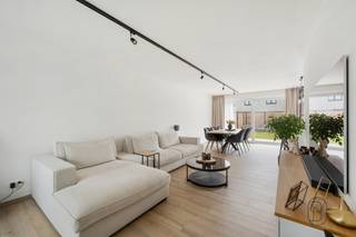 TE KOOP: Energiezuinige recente woning op rustige ligging in Beveren-Leie!<br /><br />Verkoop onder registratierechten.<br /><br />Deze volledig afgewerkte en energieneutrale toffe woning (bouwjaar 2024) combineert modern wooncomfort, een praktische indeling en een rustige ligging vlakbij het centrum van Beveren-Leie.<br /><br />INDELING:<br />Inkomhal met apart gastentoilet, lichtrijke leefruimte met volledig uitgeruste open keuken voorzien van een kookeiland, alsook een praktische was- en bergruimte. Op de eerste verdieping bevinden zich drie slaapkamers, een nachthal en een moderne badkamer.<br /><br />Buiten geniet u van een volledig aangelegde tuin (met uitweg langsachter) met terras en een private buitenstaanplaats.<br /><br />Dankzij het energieneutrale karakter en de kwalitatieve afwerking is deze woning volledig instapklaar en klaar voor de toekomst.<br /><br />Wat maakt deze woning uniek?<br />♦ energieneutraal wonen (E-peil -5)<br />♦ volledig afgewerkte woning<br />♦ drie slaapkamers<br />♦ lichtrijke leefruimte<br />♦ volledig uitgeruste open keuken met eiland<br />♦ praktische was- en bergruimte<br />♦ volledig aangelegde tuin met terras<br />♦ private autostaanplaats<br />♦ rustige en groene verkaveling<br />♦ op wandelafstand van centrum Beveren-Leie, winkels en openbaar vervoer<br />♦ vlotte verbinding via de N43 (Kortrijkseweg)<br /><br />Interesse in deze moderne nieuwbouwwoning?<br />Contacteer ons vandaag nog: charlotte@immobeguin.be