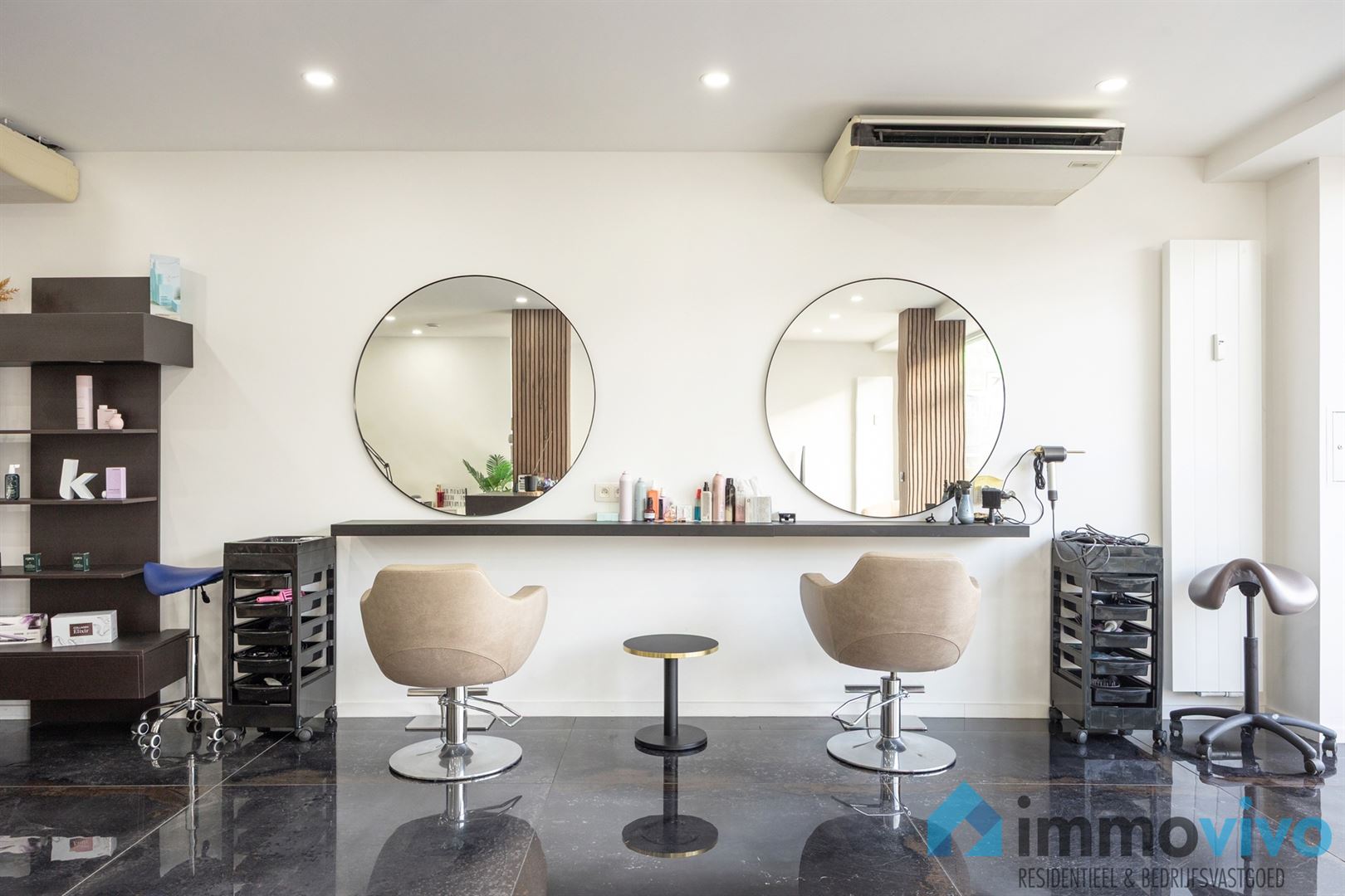 Volledig gerenoveerd beautysalon/kapsalon met 2 parkings - foto 4