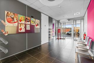 Moderne handelsruimte in het centrum van Buggenhout, pal naast het station!Dit eigentijdse pand uit 2012 verwelkomt je met een strakke, moderne...