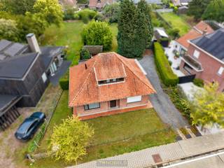 <br />TE MODERNISEREN OPEN BEBOUWING op een RUIM PERCEEL (1235m²) VOLLEDIG GELEGEN IN WOONGEBIED te MERELBEKE. Dankzij haar PRAKTISCHE INDELING biedt het pand, mits enkele renovatiewerken, alle mogelijkheden om uit te groeien tot de IDEALE GEZINSWONING. Bovendien is het pand met 2 GELIJKVLOERSE SLAAPKAMERS ook bijzonder geschikt voor wie comfortabel gelijkvloers wil wonen. Het RUIME PERCEEL vormt een ideale SPEELRUIMTE voor kinderen en biedt alle RUST en PRIVACY om te genieten van het buitenleven. De ligging van deze woning is een ABSOLUTE TROEF: in de tuin geniet u van rust, maar tegelijk bent u VLAKBIJ ALLE VOORZIENINGEN, het centrum, openbaar vervoer en belangrijke invalswegen.<br />Op het gelijkvloers betreedt u de ruime inkomhal die toegang biedt tot de lichtrijke woonkamer en de aanpalende ingerichte keuken. Verder zijn er 2 slaapkamers, een te moderniseren badkamer, een veranda met gastentoilet en een praktische berging/wasplaats. Op de 1ste verdieping heeft u via de nachthal toegang tot een handige bergruimte en nog eens 2 ruime slaapkamers wat het totaal op 4 slaapkamers brengt. De woning beschikt bovendien over een droge kelder, wat zorgt voor extra opslag- of hobbyruimte.<br />Buitenshuis beschikt de woning over een ruime oprit met plaats voor meerdere wagens, een aparte garagebox, een terras en een zonnige tuin waar u in alle privacy kan genieten.<br /><br />Adres: Poelstraat 53 te Merelbeke<br /><br />EPC: 462 kWh/m², G-score en P-score A, Renovatieverplichting van toepassing