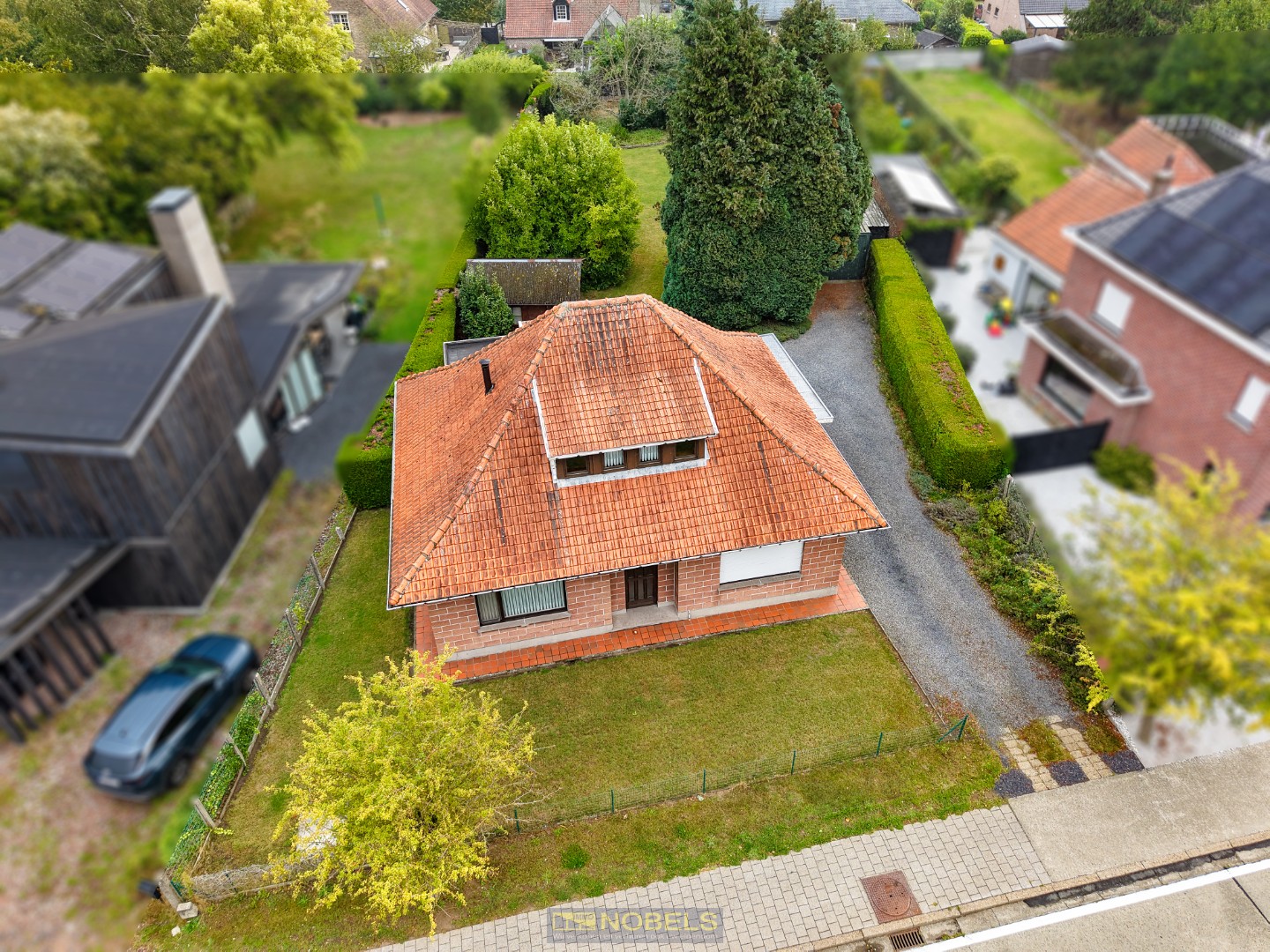 Te koop, te moderniseren open bebouwing op ruim perceel te Merelbeke! - photo 1