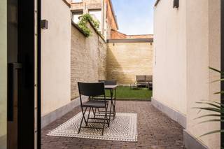 <p><strong>Quares - TREVI Groep presenteert :<br />Prachtige gerenoveerde lichtrijke woning </strong></p>
<p>Deze prachtige moderne stadswoning werd gerenoveerd in 2020. Hierbij werd er gewerkt met kwalitatieve en hoogwaardige materialen alsook werd er rekening gehouden met een optimale indeling van de ruimtes. Een enorm ruimtegevoel werd gecreëerd door grote raampartijen, een goede vormgeving en de juiste oriëntatie waarbij het behoud van authentieke elementen centraal staat. Er werd gewerkt met verschillende glazen vloeren die voor extra veel daglicht in de ruimtes zorgen, zowel op het gelijkvloers als op de verdiepingen.</p>
<p>Bij het betreden van het pand krijg je een instant wauw-gevoel door de hoge plafonds, warme materialen in combinatie met modern comfort. De leef- en eetruimte zijn volledig opengetrokken waarbij je een directe connectie ervaart met de achterliggende tuin. De leefkeuken is het centrale hart van de woning waar je een leuke interactie kan ervaren tussen koken, aperitieven, gezelligheid en wederom dezelfde connectie met de achterliggende tuin. Door het grote schuifraam kan je een binnen/buiten gevoel creëren waarbij bij zonnig weer deze ruimtes naadloos in elkaar overlopen.</p>
<p>Vooraan aan de woning is er een afzonderlijke ruimte voorzien die naar wens kan worden gebruikt als vestaire, maar ook als stallingsruimte voor fietsen. Verder is er nog een afzonderlijk gastentoilet.<br /><br />De woning werd maximaal voorzien van ingemaakte kasten met volledige inrichting voor een luchtige beleving van de woning. Deze zijn op elke verdieping terug te vinden.<br /><br />Via de trap kan je naar de eerste verdieping. Hier bevindt zich de master bedroom en een tweede slaapkamer. De prachtige badkamer is voorzien van een ligbad, dubbele lavabo en ruime inloopdouche met lichttherapie en regendouche en biedt het ultieme ontspanningsmoment. Naast de badkamer is er een afzonderlijk toilet. In de ingemaakte dressingkasten bevindt er zich aansluitingen voor wasmachine en droogkast (tevens aanwezig in kelder).</p>
<p>Op de tweede verdieping bevinden zich nog twee ruime slaapkamers alsook een volledig afzonderlijke open ruimte voor een bureau met twee werkplekken, ideaal voor thuiswerk zonder een slaapkamer te moeten opgeven.<br /><br />Eén van de slaapkamers kan ook omgevormd worden naar een (tweede) leefruimte indien gewenst. <br /><br />De tuin met terras is volledig aangekleed en gezellig ingericht, ideaal om te ontspannen in alle privacy. Daarnaast werd deze ook zeer onderhoudsvriendelijk ingericht. <br /><br />De kelderverdieping is volledig bruikbaar en leent zich ideaal voor een afzonderlijke speelruimte/leefruimte voor kindjes, een she shed of man cave.</p>
<p>Deze woning is ideaal voor mensen die van ruimte en modern comfort houden en de aanwezigheid van zeer veel natuurlijk daglicht in hun woning cruciaal vinden. Daarnaast heeft de woning een zeer lage EPC score en een aangenaam binnenklimaat.</p>
<p>De woning situeert zich in het hart van de stad, op wandelafstand van openbaar vervoer, winkels, sportfaciliteiten, allen op wandel-/fietsafstand.<br /><br />Laat deze unieke kans niet voorbij gaan.</p>