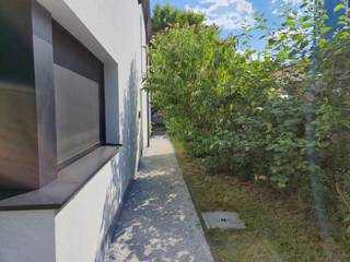 <div>
<div><span><span>Deze halfopen bebouwing voorzien van alle technieken staat te huur in een rustige buurt te Mariakerke.</span></span><br /> </div>
<div><span><span>In de woning vinden we een <strong>lichtrijke leefruimte</strong> met aansluitend een open keuken, bijkeuken, fietsenberging en bureauruimte. Verder hebben we op het eerste verdiep de master bedroom voorzien van inbouwkasten, twee slaapkamers en een <strong>badkamer met inloopdouche</strong>. De woning is voorzien van een ventilatie systeem type-D, <strong>vloerverwarming</strong>, 3-dubbele beglazing, elektrische rolluiken, zonnescreens en een zonneboiler.</span></span></div>
<div><br /><span><span><strong>Beschikbaar 01/08/2026<br />De huurprijs bedraagt 1.350 euro</strong><br /><br />Voor meer info en/of bezichtiging gelieve contact op te nemen met Olivier via het contactformulier of olivier@convas.be</span></span><br /> </div>
</div>
