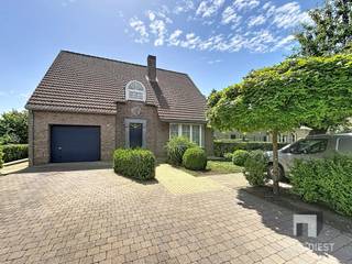 <p><span>Welkom in deze prachtige woning (1997) in een residentiële buurt in Lummen, EPC B, 6a76ca met bewoonbare opp van 220m² </span></p><p><span>Indeling gelijkvloers:</span></p><p><span>Het hart van het huis openbaart zich aan de achterzijde, waar je kan genieten van een overdekte terras met houten balken, dat zicht heeft op een rustgevende aangelegde tuin. </span></p><p><span>Vanuit het overdekt terras is er een schuifraam dat je naar de ruime leefruimte en zithoek begeleidt. De zeer ruime keuken met veel lichtinval biedt evenzeer uitzicht op de zuidgerichte tuin. Een deel van de keuken wordt gebruikt als kantoorruimte. Naast de keuken is er een ruime berging met wasplaats, die uitgeeft op de inpandige garage. De woning wordt verwarmd op aardgas. De vloerverwarming geeft een constante warmtegevoel. Met een extra warmtepomp in de leefruimte kan je extra verwarmen in de winter of koelen in de zomer. </span></p><p><span>Indeling verdieping:</span></p><p><span>De woning telt op de verdieping 4 zeer ruime slaapkamers, (waarvan 1 met airco) een ruime badkamer met douche, ligbad en dubbele lavabo. Er zijn extra mogelijkheden om op zolder 3 extra kamers in te richten. </span></p><p><span>Er is extra opslagruimte in de berging, kelder en zolder, inclusief een gezellige wijnkelder – ideaal voor wijnliefhebbers.</span></p><p><span>Dit is een huis met potentieel, karakter en ruimte – perfect voor (grote) gezinnen die naar een warm thuis zoeken in een rustige residentiële buurt van Lummen.</span></p><p><span>Extra troeven:</span></p><p><span>* EPC B</span></p><p><span>* Ruime inkomhal met mooie betonnen trap</span></p><p><span>* 4 ruime kamers</span></p><p><span>* Ruime badkamer met ligbad, douche en dubbele lavabo</span></p><p><span>* 22 zonnepanelen met certificaten tot 2027</span></p><p><span>* Vloerverwarming gelijkvloers (2014)</span></p><p><span>* Zonneboiler</span></p><p><span>* Airco op gelijkvloers en in masterbedroom  (2025)</span></p><p><span>* Nieuwe plafond en schilderwerken op gelijkvloers (2025)</span></p><p><span>* Nieuw aangelegd terras (2025)</span></p><p><span>* Alarm aanwezig (Luco)</span></p><p><span>* Gescheiden riolering</span></p><p><span>* Tuinhuis</span></p><p><span>* Gelegen in residentiële buurt</span></p><p><span>* Lagere school op 1km </span></p><p><span>* Inpandige garage + extra parkeerplaatsen op de oprit</span></p><p><span>Ben jij op zoek naar een prachtige woning met veel lichtinval, veel ruimte én gelegen in een residentiële buurt?<br />Kom dan zeker deze parel in Lummen ontdekken. Je zal aangenaam verrast zijn!</span></p><p><span>Contacteer ons voor een bezoek op 013 31 25 22 of mail <span>wendy@immodiest.be</span></span></p><p><span>We helpen je met een glimlach verder op zoek naar jouw nieuwe thuis.</span></p><p><span>In afwachting van het bezoek kan je alvast de virtuele tour bekijken.</span></p><p><span> </span></p><p><span> </span></p>