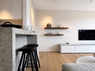 Dit prachtig appartement geniet van een uitstekende ligging nabij de Lippenslaan in Knokke. Dankzij de centrale ligging bevinden winkels, horecazaken en diverse voorzieningen zich op wandelafstand.<br /><br />Bij het binnenkomen wordt u verwelkomd in de inkomhal met afzonderlijk toilet. De ruime en lichtrijke leefruimte sluit naadloos aan op de stijlvolle, volledig uitgeruste open keuken met aansluitende berging. Vanuit de living is er directe toegang tot het aangename terras aan de voorzijde.<br /><br />Het appartement beschikt over drie volwaardige slaapkamers. De master bedroom is voorzien van een ensuite badkamer, terwijl de tweede en derde slaapkamer toegang bieden tot het terras aan de achterzijde. Daarnaast is er nog een afzonderlijke douchekamer.<br /><br />Tot slot beschikt het appartement over drie fietshaken en een privatieve kelderberging. Er bestaat bovendien de mogelijkheid tot aankoop van een tandem autostaanplaats (2 wagens achter elkaar) in dezelfde residentie.<br /><br />Afgewerkt met hoogwaardige en exclusieve materialen en met bijzondere aandacht voor detail, biedt dit unieke appartement een combinatie van hedendaags comfort, stijl en luxe op een uitstekende locatie in het centrum van Knokke.<br /><br />Stedenbouwkundig uittreksel en maatregelenregister in aanvraag.<br /><br />Aarzel niet om ons te contacteren voor meer informatie via: tel.: 050 62 44 14 of via knokke@immax.be