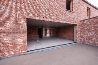 <p><span><strong>Energiezuinige nieuwbouw in Begijnendijk.</strong></span></p><p><span>Deze halfopen nieuwbouwwoning aan de Waterstraat 23 in Begijnendijk combineert een kwalitatieve afwerking met energiezuinig wooncomfort. De woning ligt op een perceel van 470 m², beschikt over een terras van 28 m² en wordt <strong>volledig afgewerkt conform het lastenboek</strong> opgeleverd.</span></p><p><span>De totale oppervlakte bedraagt 205 m²: 154 m² op het gelijkvloers en de eerste verdieping, aangevuld met 51 m² zolderruimte. De zolder is bereikbaar via een vaste trap en kan optioneel tegen meerprijs worden afgewerkt tot een extra kamer. Zonnepanelen, een warmtepomp en vloerverwarming zorgen voor aangenaam en energiezuinig wonen.</span></p><p><span><strong>Geen voorschotten: je betaalt pas bij de authentieke akte.</strong> De akte en de oplevering vallen samen, zodat je bij de overdracht meteen de sleutels ontvangt.</span></p><p><span><strong>Prijsopbouw:</strong></span></p><ul><li><span><strong>Grond:</strong> € 145.000 + € 17.400 registratierechten (12%) = <strong>€ 162.400</strong>.</span></li><li><span><strong>Constructie:</strong> € 317.750 + € 66.727,50 btw (21%) = <strong>€ 384.477,50</strong>.</span></li><li><span><strong>Bijkomende kosten:</strong> € 9.600 + € 2.016 btw (21%) = <strong>€ 11.616</strong>, voor nutsvoorzieningen, EPB-verslaggeving, veiligheidscoördinatie en de opstal- en verkavelingsakte.</span></li></ul><p><span><strong>Totaal: € 558.493,50 inclusief bovenstaande registratierechten, btw en bijkomende kosten.</strong> Exclusief kosten van de aankoopakte, eventuele kredietkosten en optionele zolderafwerking.</span></p><p><span>Contacteer Radix Vastgoed voor meer informatie of een bezoek.</span></p>