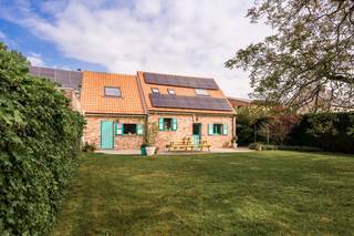 Op zoek naar een charmante woning met karakter in een rustige en groene omgeving? Deze charmante woning in het hart van Moerbeke-Waas biedt comfort, ruimte en een warme thuisgevoel. De woning staat op een ruim perceel grond van 768 m², de buitenomgeving is verzorgd aangelegd.<br /><br />Indeling van de woonst:<br />woonkamer, keuken, voutekamer waarin de eigentijdse badkamer is ondergebracht. Via een vaste trap bereiken we de 1ste verdieping met nachthal, dressing, mogelijkheid tot bureau en 2 zeer ruime slaapkamers. Er is een kelder aanwezig onder het hoofdgebouw. De garage met wasplaats zorgt voor voldoende ruimte voor zowel stockage als parkeren.<br /><br />De woning werd nog recent voorzien van zonnepanelen, 2 airco's en is mooi onderhouden.<br /><br />Interesse in deze woonst? Neem dan vrijblijvend contact op via quinten@qubic-vastgoed.be of via 0468/20 15 30.