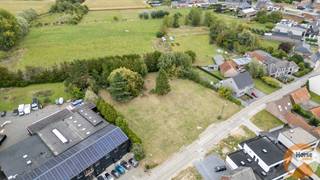 BAVEGEM - Deze bouwgrond met achterliggende weide (lot 1 en lot 7 op het verkavelingsplan) voor een halfopen bebouwing is gelegen langs...