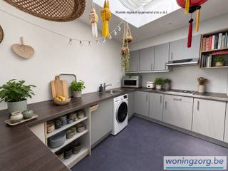 Dit gezellige dakappartement is gelegen in een rustige zijstraat van de Veemarkt en ligt daarmee zeer centraal in Mechelen. Op een aantal minuutjes wandelen bereik je horeca, winkels, supermarkt, openbaar vervoer en het treinstation Mechelen - Nekkerspoel. <br /><br />Je komt met een persoonlijke lift-code onmiddellijk uit in de ruime woonkamer van het appartement met aansluitend de open keuken. De leefruimte is voorzien van veel raampartijen wat zorgt voor zeer veel lichtinval en geeft toegang langs beide kanten op een terras. Het grootste terras heeft tevens een prachtig zicht op de Sint-Romboutstoren.<br />Er is alsook een grote slaapkamer met aanpalend een badkamer voorzien van een douchecabine, toilet en lavabo. Beneden is er nog een privé berging voorzien. Er is een privé parking onder het gebouw die vrij mag gebruikt worden na de kantooruren en in het weekend. Tijdens de kantooruren kan er met een bewonerskaart in de nabijgelegen straten geparkeerd worden of in de ondergrondse parking op de Veemarkt.<br /><br />Ideaal appartement voor mensen die graag willen genieten van alles wat de Mechelse binnenstad te bieden heeft op wandelafstand.<br />Gemeenschappelijke lasten: Vaste kost van € 75,- per maand voor de elektriciteit en het onderhoud van de gemeenschappelijke delen en de lift <br />Beschikbaar vanaf 1 september <br />EPC C <br /><br />Vraag eenvoudig jouw bezoek aan via een reactie op het zoekertje!