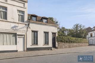 <p><span>Square Estate biedt u dit karakteristieke pand aan, ideaal gelegen in het hart van Anderlecht, vlak bij alle voorzieningen.</span></p><p><span>Deze charmante woning onderscheidt zich door haar geklasseerde gevels en daken, die haar een uniek cachet geven op de markt.</span></p><p><span>Het pand bestaat uit een hoofdwoning en een bijgebouw, die harmonieus met elkaar verbonden zijn door een prachtige, lichte veranda met opvallend hoge plafonds.</span></p><p><span>Het hoofdgebouw omvat een gezellige woonkamer met een eethoek en een ontspanningsruimte/tv-hoek, een wasruimte en een apart toilet. Op de bovenverdieping biedt een grote slaapkamer met mezzanine mooie inrichtingsmogelijkheden, waardoor twee aparte slaapkamers kunnen worden gecreëerd, evenals een doucheruimte.</span></p><p><span>Het bijgebouw beschikt over een tweede eetkamer, een volledig uitgeruste keuken en een toilet. Op de bovenverdieping vindt u een ruime slaapkamer met eigen badkamer.</span></p><p><span>In de kelder maakt een prachtige gewelfde kelder het geheel compleet.</span></p><p><span>Buiten beschikt het pand over een uitgestrekte tuin, verdeeld over twee kadastrale percelen, die de hele hoek van de straat beslaat en een zeldzame en bevoorrechte leefomgeving biedt in een stedelijke omgeving.</span></p><p><span>Een uitzonderlijk pand, ideaal voor liefhebbers van charme en authenticiteit die op zoek zijn naar een buitengewone leefomgeving.</span></p><p><span>Voor meer informatie of om een bezichtiging te regelen, kunt u contact met ons opnemen via 02/460.42.01 of <span>ca@square-estate.be</span></span><span> </span></p>