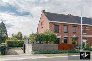 Luxueus afgewerkte en energiezuinige ruime woning met vier slaapkamers en guesthouse met tal van mogelijkheden op centrale (maar toch...