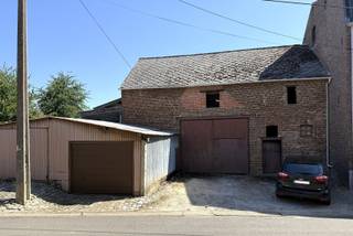 In het landelijke Vechmaal tussen Borgloon en Heers is dit perceel gelegen in een aangename en rustige straat.<br /><br />Deze eigendom heeft een oppervlakte van 26a 77ca (2.677m²) met een breedte aan de straat van ongeveer 35 meter en een diepte van ongeveer 76 meter.<br /><br />Op dit perceel staat een landgebouw met achtergelegen stal, garage en grote open loods. Achterliggend een perceel weide.<br /><br />INTERESSE? Maak dan telefonisch een afspraak op ons nummer 012 23 00 23 of mail uw vragen aan roland@immo-leroi.be.