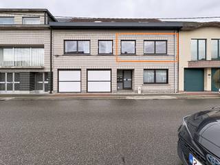 <p>Dit <strong>centraal maar rustig gelegen appartement in Liedekerke</strong> combineert ruimte, licht en functionaliteit. Dankzij de gunstige ligging geniet men van een vlotte bereikbaarheid, terwijl het appartement zelf rust en privacy biedt.</p>
<p>Bij het betreden van het appartement komen we in de <strong>ruime inkomhal</strong>, die toegang verleent tot alle ruimtes. Aan de straatzijde bevindt zich de <strong>zeer ruime en lichtrijke leefruimte</strong>, met aansluitend de <strong>keuken</strong>. Hier is tevens de <strong>aansluiting voor een wasmachine</strong> voorzien.</p>
<p>Aan de <strong>rustige achterzijde</strong> bevinden zich <strong>twee slaapkamers</strong>: één ruime slaapkamer en een tweede, kleinere kamer die perfect kan dienen als <strong>bureau of dressing</strong>. Via beide kamers heeft men toegang tot het <strong>ruime, zuid-oost georiënteerde terras</strong>, waar het aangenaam vertoeven is. Op het terras is bovendien een <strong>praktische buitenberging</strong> aanwezig.</p>
<p>Verder beschikt het appartement over een <strong>badkamer</strong> met <strong>bad/douche, lavabo en toilet</strong>, evenals een <strong>aparte berging</strong> die extra opbergruimte biedt.</p>
<p><strong>Huurprijs:</strong> €875 per maand, <strong>inclusief gemeenschappelijke kosten</strong><br /><strong>Beschikbaarheid:</strong> <strong>onmiddellijk beschikbaar</strong></p>
<p>Een <strong>comfortabel en ruim appartement</strong> met aangename buitenruimte, ideaal voor wie rustig wil wonen met alle voorzieningen binnen handbereik.</p>