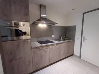 Aangenaam en recente gemeubelde studio-appartement van ongeveer 44m² + kelder. Gunstig gelegen in een rustige woonwijk dicht bij alle voorzieningen:...