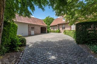 Rustig gelegen charmant villa-landhuis met schitterende parktuin nabij Kortrijk.Het centraal gelegen hoofdgebouw vormt het warme hart van de woning, geflankeerd door twee vleugels: aan de ene zijde een volledig ingerichte loft/polyvalente ruimte (met afzonderlijke toegang), aan de andere zijde een bijgebouw met garage en ruimte die nog naar wens kan worden afgewerkt – bijvoorbeeld als poolhouse of als professionele ruimte.De woning straalt karakter en authenticiteit uit. Hier mag u een sfeervolle charmewoonst met ziel verwachten. Er zijn tot 6 slaapkamers, 2 badkamers (+ 1 badkamer in de loft), een apart bureau, een ruime leefkeuken en een sfeervol salon met aansluitende tv-kamer. Het geheel is bovendien bijzonder lichtrijk. Vanuit elke leefruimte is er contact met de fantastische tuin.De tuin is een waar pareltje, rijk aan bloemborders, intieme hoekjes en een unieke beleving van rust en privacy. Het is uiterst zeldzaam om deze combinatie van een kwalitatieve charmewoning met riante woonvolumes en een prachtige parktuin te vinden op slechts 10 minuutjes van het centrum van Kortrijk.Wenst u dit uitzonderlijke vastgoed in Kortrijk te ontdekken? Neem dan contact op met Carl Boedts (0473/951821) of Matthias Vanneste (0479/676848) voor meer informatie of een bezoek.Deze woning wordt via pre-sale verkocht. De bezoekweek (enkel op afspraak) vangt aan op maandag 29 juni en eindigt op zaterdag 4 juli om 12u.De eigendom wordt aangeboden via de Pre-sale formule. Van 29/06/2026 om 09:00 tot 04/07/2026 om 12:00 kan u de woning op afspraak komen bezichtigen en een bod uitbrengen. De vermelde prijs is een instelprijs. Voor meer info, gelieve contact op te nemen met de dossierverantwoordelijke.Bestuursmaatregelen in het maatregelenregister: nee