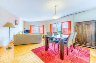 Instapklaar hoekappartement met 2 volwaardige slaapkamers, gelegen in het centrum van Heist. Tweede verdieping, geen lift, te verwaarlozen gemeenschappelijke kosten.