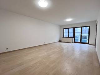 <strong>!!! PLAN NU ONLINE UW BEZOEKAFSPRAAK VIA DE WEBSITE VAN IMMOBOSS !!!</strong><br /><br />Dit instapklaar appartement (90m²) bevindt zich in hartje Gent (nabij Zuid / Reep) en is gelegen in een kleinschalig appartementsgebouw met 5 entiteiten. Het appartement situeert zich op de 1ste verdieping (lift aanwezig) en werd recent volledig opgefrist. Indeling: centrale inkomhal, lichtrijke leef- en woonruimte grenzend aan de ingerichte keuken, handige berging/wasplaats, badkamer met ligbad, apart toilet, 2 volwaardige slaapkamers waarvan 1 met balkon. Mogelijkheid tot het huren van een autostaanplaats achter het gebouw voor € 95/maand.<br /><br />Huurprijs: € 950/ maand + € 50 ( provisie onderhoud gebouw, lift, syndic).<br />Onmiddellijk beschikbaar<br />EPC= 339 kWh/m<sup>2</sup> jaar (Label D)<br />Domicilie verplicht - verhuur aan studenten is niet mogelijk.<br /><br /><strong>!!! PLAN NU ONLINE UW BEZOEKAFSPRAAK VIA DE WEBSITE VAN IMMOBOSS !!!</strong>