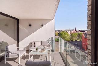 <p>MODERN kwalitatief duplexappartement met terras en autostaanplaats, goedgelegen aan het station, en energiezuinig. Instapklaar. <br />Indeling: hal, apart toilet, leefruimte, eetplaats met ingerichte keuken, berging. Volledig ingerichte badkamer (inloopdouche) en 1 slaapkamer. Op het bovenverdiep bevinden zich nog 2 slaapkamers. Instapklaar.<br />Maak nu uw afspraak voor extra info: Guido@immobeguin.be</p>