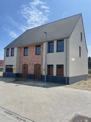 Deze charmante, landelijke woning bouwen we in Ingelmunster. Je woont vlak bij het centrum: in de buurt van winkels, horecazaken en openbaar vervoer. Het station bevindt zich op 500 meter, een basisschool vlakbij. De woning beschikt over: een inkomhal met toilet, een ruime woon- en eetkamer met veel lichtinval, een -naar eigen keuze ingerichte- open keuken, 3 slaapkamers, een bureau, een functionele badkamer, een afgewerkte polyvalente zolderruimte met vaste trap en een carport. In de zuid gerichte tuin wordt het volop genieten! Je kiest zelf de afwerkingsmaterialen voor keuken, badkamer, vloeren en binnendeuren (in de prijs inbegrepen). Zo kan je precies wonen zoals jij het zelf wilt. Het gebruik van een warmtepomp in combinatie met vloerverwarming zorgt ervoor dat jouw toekomstige energiefactuur onder controle blijft (E30). Een kijkje nemen? Je vindt de ingang van deze kleinschalige verkaveling tussen Consciencestraat 8 en 10.
