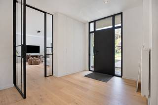 <p><span>In een groene en rustige omgeving in Tremelo bevindt zich deze prachtige open bebouwing, die in 2023 volledig en met bijzondere aandacht voor materiaalkeuze en afwerking werd gerenoveerd. De woning combineert een hedendaagse uitstraling met warme materialen, een doordachte indeling en een aangename connectie met de omliggende tuin. Ondanks haar groene ligging bevinden tal van winkels, supermarkten en dagelijkse voorzieningen zich op wandelafstand. Een bijkomende troef is dat alle woonruimtes zich op het gelijkvloers bevinden, wat zorgt voor bijzonder comfortabel wonen.</span></p>
<p><span>Via de inkomhal op parketvloer, waar nog een vestiairekast op maat zal worden voorzien, betreden we de woning. Een elegante smeedijzeren deur geeft toegang tot de bijzonder lichtrijke woon- en leefruimte, waar keuken, eetkamer en salon naadloos in elkaar overvloeien. De doorlopende parketvloer en grote raampartijen zorgen voor een warm en open ruimtegevoel. In de woonkamer werd bovendien een aansluiting voor een gashaard voorzien, ideaal voor wie extra gezelligheid wenst te creëren.</span></p>
<p><span>De volledig ingerichte keuken vormt een echte blikvanger en is voorzien van een centraal kookeiland met een Novy-inductiekookplaat met geïntegreerde dampkap. Daarnaast beschikt de keuken over een combi-microgolfoven, ruime koelkast en volledig geïntegreerde vaatwasser. Het geheel werd stijlvol afgewerkt met een Corian-werkblad.</span></p>
<p><span>Via de grote schuiframen in de eetkamer bereiken we het recent aangelegde, overdekte terras. Dankzij de geïntegreerde lichtkoepels blijft ook hier de natuurlijke lichtinval behouden. De ruime oppervlakte biedt voldoende plaats voor een volwaardige buiteneetkamer, ideaal om in alle comfort van de groene omgeving te genieten.</span></p>
<p><span>Terug via de hal bereiken we de twee volwaardige slaapkamers, eveneens afgewerkt met parketvloer. De eerste slaapkamer bevindt zich aan de voorzijde van de woning en kan perfect dienstdoen als kinder-, logeer- of bureauruimte. Aansluitend bevindt zich een afzonderlijke badkamer, volledig afgewerkt in Mortex en uitgerust met een inloopdouche, hangtoilet en enkele wastafel met meubel.</span></p>
<p><span>Achteraan bevindt zich de ruime master bedroom, met een aangenaam uitzicht op de tuin. Deze beschikt over een open dressing en een prachtige ensuite badkamer, eveneens volledig afgewerkt in Mortex. Hier vinden we een stijlvol ligbad, dubbele wastafel met meubel en toilet.</span></p>
<p><span>Aansluitend bevindt zich een praktische berging met aansluitingen voor wasmachine en droogkast, waar ook de technische installaties discreet werden geïntegreerd. Vanuit deze ruimte is er bovendien een rechtstreekse toegang tot het terras.</span></p>
<p><span>De woning wordt volledig omringd door een recent aangelegde tuin, die samen met het nieuwe terras een bijzonder aangename en groene buitenomgeving creëert. Daarnaast beschikt het eigendom over een afzonderlijk bijgebouw, momenteel ingericht als garage en opslagruimte. Dit biedt bijkomende mogelijkheden voor wie nood heeft aan extra werk- of hobbyruimte, eventueel voor de uitoefening van een vrij beroep, mits de nodige toelatingen.</span></p>
<p><span>Met haar kwalitatieve renovatie uit 2023, verfijnde materiaalkeuze en harmonieuze verbinding tussen binnen- en buitenruimtes biedt deze instapklare woning een bijzonder aangename woonomgeving, waar rust, groen en gelijkvloers wooncomfort centraal staan. (De laatste details worden afgewerkt vóór verkoop).</span></p>
