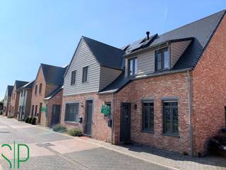 De woning heeft de volgende indeling: Men komt binnen in de inkomhal met het apart toilet. Van hieruit kan men naar de ruime en lichtrijke...