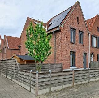 Rustig gelegen in een aangename woonwijk bevindt zich deze lichtrijke hoekwoning met een vlotte verbinding naar de belangrijkste uitvalswegen. Winkels, scholen en mooie wandel- en fietsroutes liggen op wandelafstand, terwijl het centrum en enkele scholen bereikbaar is binnen ongeveer 650 tot 1000 meter. <br />Via een kleine inkomhal komen we in een gezellige en lichte leefruimte die aansluit op de volledig geïnstalleerde keuken met ontbijthoek. Vanuit de keuken heeft u rechtstreeks toegang tot het ruime terras dat langsheen de voor- en zijgevel loopt. Op het gelijkvloers bevinden zich eveneens een vernieuwde badkamer met inloopdouche, een praktische en ruime wasplaats en extra bergruimte.<br />De bovenverdieping telt drie volwaardige slaapkamers en biedt via een vaste trap toegang tot de zolder, die perfect kan worden ingericht als extra slaapkamer, hobbyruimte of bureau.<br />Extra troef: de woning is uitgerust met zonnepanelen. Perfecte instapwoning waarbij de belangrijkste renovaties reeds werden gerealiseerd.<br />Stedenbouwkundige inlichtingen in aanvraag