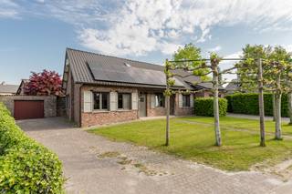 Deze mooie verzorgde gezinswoning vinden we terug op de Astridlaan 44 te Pelt. De woning is zeer gunstig gelegen omwille de korte afstand naar het centrum van Pelt en de goede aanknoping met de verbindingswegen. De woning is bovendien ook vlakbij de Nederlandse grens gelegen.<br /><br /><br />Indeling gelijkvloers:<br />Via de inkomhal betreedt u deze verrassend ruime en verzorgde gezinswoning. De lichtrijke woonkamer met gezellige eetplaats sluit mooi aan op de volledig uitgeruste, gerenoveerde keuken (2020). Verder beschikt het gelijkvloers over een praktische gang, berging, speelkamer/bureau, een zeer ruime badkamer vernieuwd in 2019 én een inpandige garage.<br />Verdieping:<br />De nachthal geeft toegang tot de ruime masterbedroom, uitgerust met airconditioning en aansluitend een zolderruimte met potentieel om in te richten als dressing. Daarnaast bevinden zich op de verdieping nog twee kinderkamers, waarvan één kamer reeds voorzien is van een dressingruimte.<br />Tuin:<br />De volledig omheinde tuin biedt de nodige privacy en is uitgerust met een beregeningsinstallatie. Achteraan bevindt zich bovendien nog een extra garage/opbergruimte.<br /><br />Pluspunten van deze woning:<br /><br />✔ Ruime en goed onderhouden gezinswoning<br />✔ Bewoonbare oppervlakte van maar liefst 222 m² (bron EPC)<br />✔ Moderne keuken vernieuwd in 2020<br />✔ Badkamer vernieuwd in 2019<br />✔ Zonnepanelen aanwezig<br />✔ Twee garages aanwezig<br />✔ Kruipkelder aanwezig<br />✔ Volledig omheinde tuin met beregeningsinstallatie<br /><br />Bent u op zoek naar een instapklare en verrassend ruime gezinswoning met tal van mogelijkheden?<br />Contacteer ons vandaag nog voor een bezoek ter plaatse!<br /><br /> 