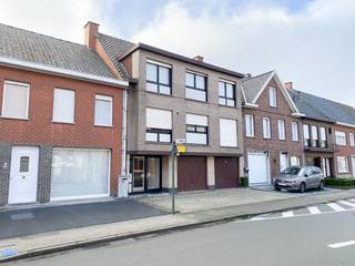 Dit zeer verzorgd en centraal gelegen appartement situeert zich vlakbij het centrum van Izegem en is goed bereikbaar vanuit Izegem alsook...