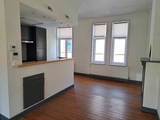 Op zoek naar een instapklare starterswoning met karakter, licht en een uitstekende ligging? Dan is deze charmante woning in hartje Aalst absoluut een bezoek waard.<br /><br />Met een bruikbare oppervlakte van ca. 116 m², een EPC-label C én tal van authentieke elementen combineert deze woning sfeer, comfort en potentieel. Bovendien geniet u van een rustige ligging in een groene omgeving vlak naast het stadspark, terwijl winkels, scholen, sportcentra, openbaar vervoer en het centrum van Aalst zich op wandelafstand bevinden. Dankzij de nabijheid van de E40 en belangrijke invalswegen bent u ook vlot verbonden.<br /><br />De woning is instapklaar en werd reeds deels vernieuwd, met onder meer een recente badkamer, uitgeruste keuken, vernieuwd dak en recente gasketel. Tegelijk biedt ze nog voldoende mogelijkheden om verder naar eigen smaak te personaliseren.<br /><br />Authentieke details zoals de prachtige houten vloer, karaktervolle tegelvloer en originele schoorsteenmantel zorgen voor extra charme. Ook de buurt is volop in opwaardering, wat deze woning extra interessant maakt als investering voor de toekomst.<br /><br /><br />Troeven op een rij<br /><br />• Rustige ligging in groene omgeving naast het stadspark<br /><br />• Op wandelafstand van centrum Aalst<br /><br />• EPC-label C<br /><br />• Vernieuwde badkamer en recente gasketel<br /><br />• Zuidgericht terras<br /><br />• Authentieke elementen<br /><br />• Veel potentieel en mogelijkheden<br /><br />• Vlotte verbinding naar E40 en invalswegen<br /><br />Kortom: een ideale starterswoning voor wie op zoek is naar een gezellige thuis met karakter, licht en een uitstekende ligging in Aalst.