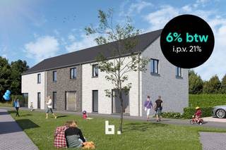 In een rustige buurt in Kuurne worden 3 moderne nieuwbouwwoningen gerealiseerd met oog voor kwaliteit, comfort en duurzaamheid. Deze woningen worden gebouwd volgens de nieuwste EPB-normen en zijn voorzien van vloerverwarming, een lucht/water warmtepomp (Daikin) en zonnepanelen – ideaal voor wie energiezuinig wil wonen.<br /><br />Elke woning beschikt over:<br />- Een lichtrijke leefruimte met open keuken<br />- 3 slaapkamers<br />- Badkamer met bad én douche<br />- Apart toilet op elk niveau<br />- Diverse bergingen, zolderluik én privatieve tuin met terras<br />- Parkeerplaats(en) bij te kopen<br />- Uitweg via een poortje achteraan de tuin<br /><br />De strakke architectuur combineert een wit-grijze gevelsteen met zwarte/antraciet ramen in pvc en een zwart hellend dak. Alle woningen zijn voorzien van superisolerend glas, ventilatiesysteem D en een regenwaterput van 7.500L.<br /><br />Troeven:<br />✅ Vloerverwarming op beide verdiepingen<br />✅ Lucht/water warmtepomp + zonnepanelen<br />✅ Ventilatiesysteem D met warmterecuperatie<br />✅ Energiezuinig en onderhoudsvriendelijk<br />✅ Rustige ligging nabij centrum en voorzieningen<br /><br />De opgegeven prijs is btw exclusief en zonder aankoopkosten. <br />Mogelijkheid aan 6% btw op constructiewaarde en 12% registratierechten op grondwaarde indien voldaan aan voorwaarden.