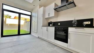 Welkom in deze recent vernieuwde en geschilderde woning met een gunstig EPC-label B. De woning biedt veel ruimte en comfort, en is ideaal voor wie...