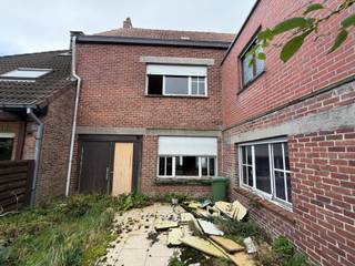 Zoals u kan zien op de foto's heeft deze woning een grondige renovatie nodig maar is uitstekend gelegen nabij de aftakking van de Schelde in een rustige buurt. De woning is groot en alle plaatsen zijn ruim zoals de woonkamer, de badkamer en de slaapkamers, er is een garage en een tuin aanwezig, de volledige woning dient gerenoveerd te worden, u kan er de bouwgrond ernaast (links) eventueel ook bij kopen al heeft de achterliggende tuin al een oppervlakte van ca. 350 m², voor wie wil renoveren en wonen in een rustige buurt is dit een opportuniteit, achteraan de woning ligt een bufferzone dat u het open zicht garandeert, mail of bel SAVE INVEST office@save-invest.be of bel 092303071 voor een afspraak.