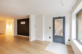 <p><span>Deze moderne kantoorruimte of handelsruimte is gelegen in het centrum van Aalst op wandelafstand van de grote markt en de winkelstraten.<br />De handelsruimte bestaat uit 1 grote ruimte van 115m², apart toilet en kitchenette/berging achteraan.<br />Centrale verwarming met vloerverwarming en airconditioning voorzien. </span></p><p><span>Enkele openbare plaatsen voor kortparkeren bevinden zich vlak voor de deur.</span></p><p><span> </span></p>