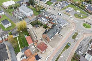 Kantoorgebouw te Zedelgem (720 m²) met ruime parking voor en achter de deur op zichtlocatie en met sublieme bereikbaarheid. Netto...