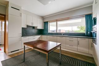 Goed onderhouden vrijstaande woning in Franse stijl met inpandige garage.Via de inkomhal, voorzien van een trap naar de bovenverdieping, bereik je de...