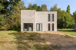 <strong>Recente gezinswoning (bouwjaar 2023) – energiezuinige open bebouwing met 3 slaapkamers, 3 badkamers en tuin.</strong><br /><br />Ontdek deze recente en energiezuinige gezinswoning (2023), ideaal gelegen in een rustige, <strong>doodlopende straat</strong> – als laatste woning in de rij.<br />Deze moderne open bebouwing combineert hedendaags comfort met een doordachte indeling en hoogwaardige afwerking.<br /><br /><strong>Indeling en troeven</strong><br />* Ruime en lichtrijke leefruimte met directe toegang tot het zonneterras en de tuin<br />* Moderne, volledig uitgeruste keuken<br />* <strong>3 volwaardige slaapkamers</strong>, waarvan één met <strong>aansluitende dressing</strong><br />* <strong>3 badkamers</strong> met hedendaagse afwerking<br />* Volledig <strong>onderkelderd</strong> – ideaal voor extra bergruimte, hobbyruimte of bureau<br />* <strong>Airconditioning en zonnepanelen</strong> voor optimaal wooncomfort en energie-efficiëntie<br />* <strong>Eigen drinkwater via geboorde put</strong>, wat bijdraagt aan duurzaam en kostenbesparend wonen<br /><br />Geniet van de rust en privacy van deze ligging, gecombineerd met een uitstekende bereikbaarheid en moderne woonkwaliteit.<br /><br />Ontdek deze woning nu al via de <strong>interactieve grondplannen</strong> met foto’s op onze website:<br />👉 www.wijns.be – klik op de detailpagina van dit pand.<br /><br />Voor meer info of een bezoek ter plaatse:<br /><strong>📞 0473 33 33 35</strong>