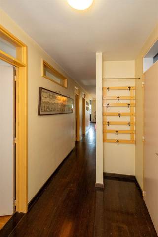 Ligging: Appartement te Mortsel, gelegen op de 4° verdieping (met lift) en aan de achterzijde van het gebouw Indeling: Inkomhal met ingemaakte...